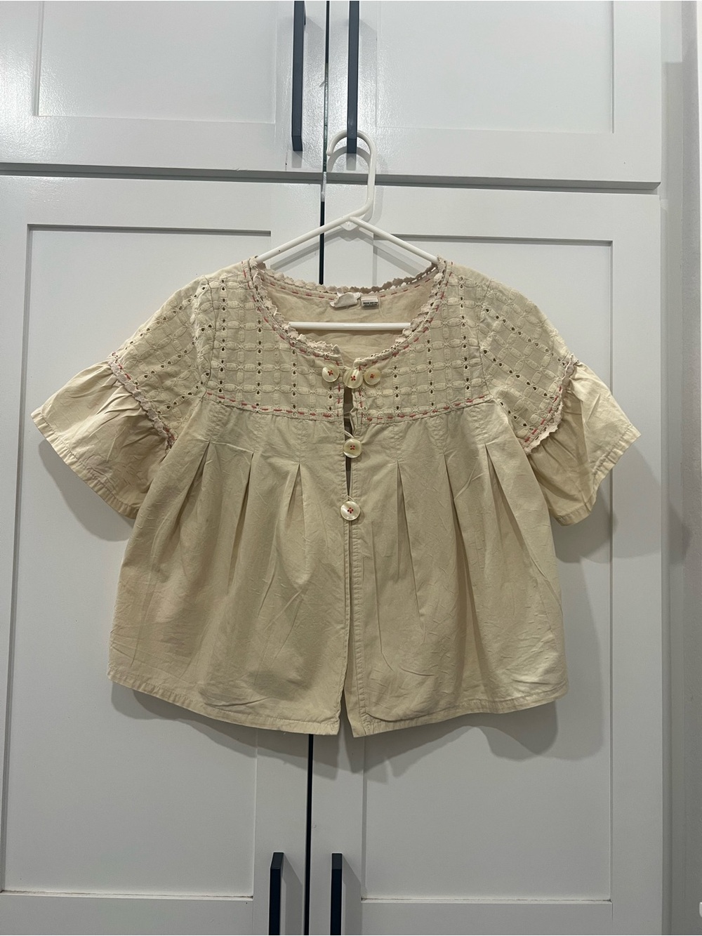 Nick & Mo cream blouse eyelet embroidery & scalloped neckline size medium